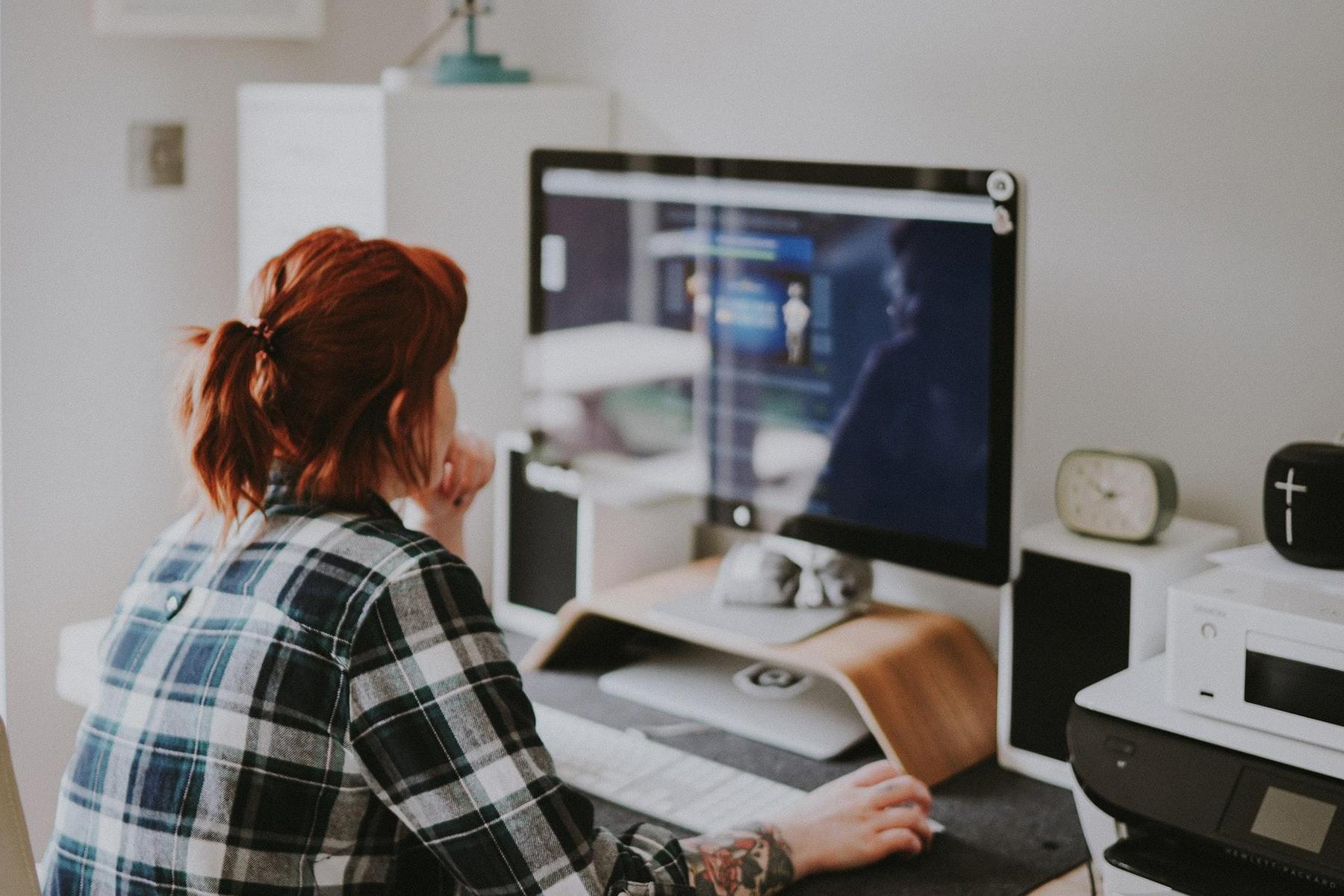 Picture of a woman in front of a computer screen